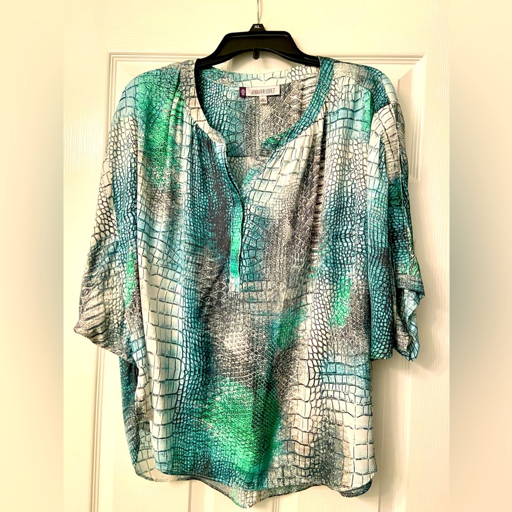 Pretty women’s silky Jennifer Lopez top sz XL
